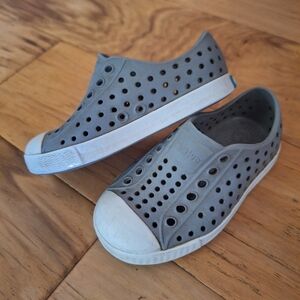 Natives light gray and white c6